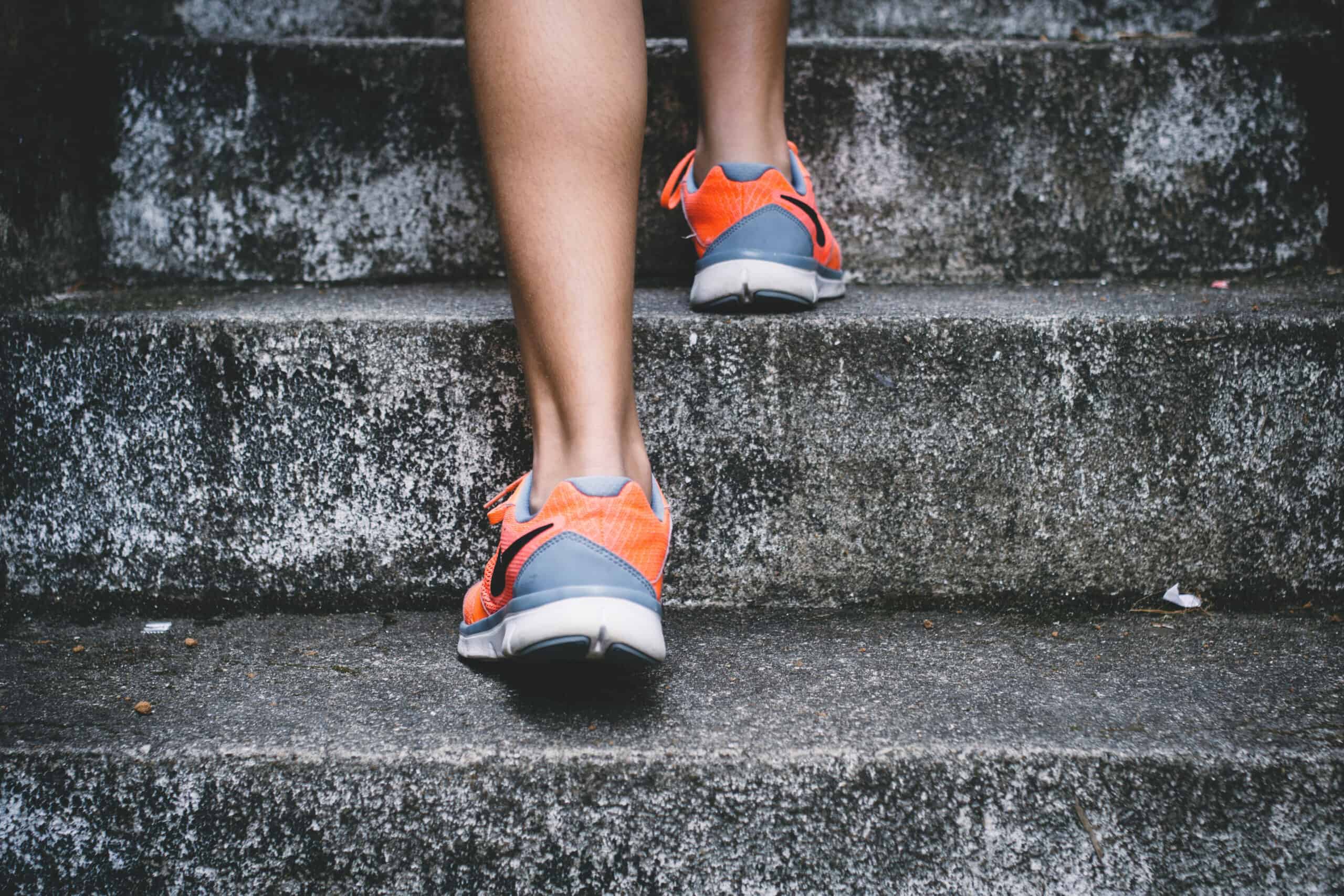 people, nike, shoes, lifestyle, stairs, flex, feet, run, jog soigner tendinite genou